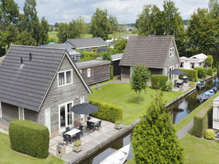 Two 6 person holiday houses next to each other in Giethoorn