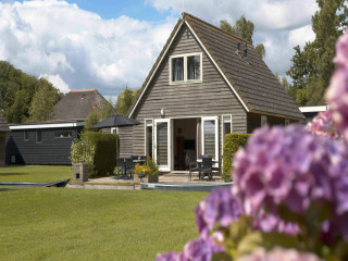 6-person waterfront cottage in the middle of the old center of Giethoo...