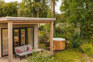 Luxurious 4-person holiday home with hot tub at Holiday Park Mölke