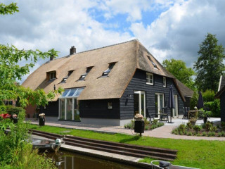 Comfortable 8 person holiday home with IR sauna in Giethoorn.