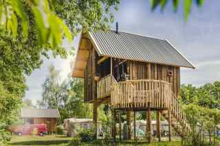 Beautifully situated 5-person tree house on the river Regge in Overijs...