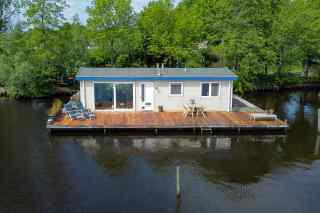 Comfortable 2 person houseboat near Giethoorn with beautiful view over...