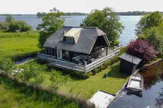 6 persons holiday home by the water, uniquely situated between the ree...