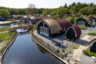 Modernes 6-Personen-Ferienhaus am Teich im Wald bei Giethoorn