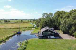 Luxurious, modern holiday villa for 11 people on the water in Blokzijl