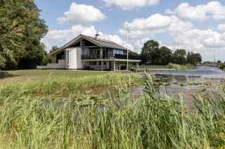 Luxurious, modern holiday villa for 11 people on the water in Blokzijl