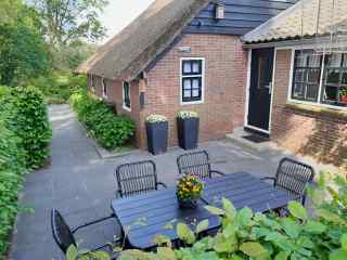 6 persons apartment with three bedrooms in the center of Giethoorn