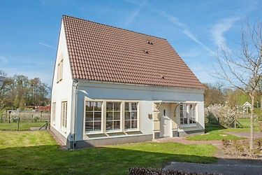 Beautiful detached villa for 10 persons in a holiday park at Ferienres...