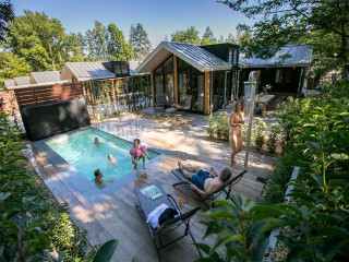 Luxuriöse 6-Personen-Pool-Lodge in einem bewaldeten Gebiet