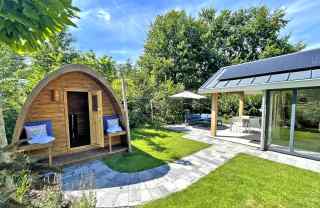 Luxuriöses Vier-Personen-Öko-Häuschen mit Sauna in einem Ferienpark in...