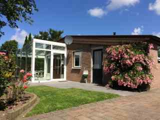 Detached 6-person bungalow with a conservatory near the Veerse Meer