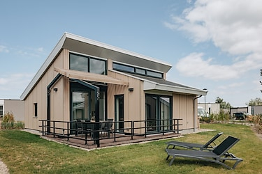 Luxe en ruim 4 persoons vakantiehuis 500m van het Noordzeestrand in Br...