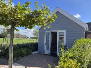 Scandinavian 2-person cottage with open view 400m from the beach in Zo...