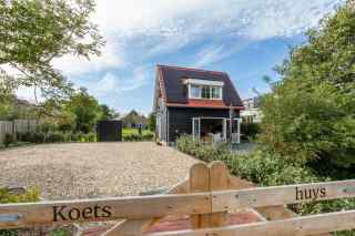 Charming 3-person vacation home with garden, near Zeeland beach, for r...