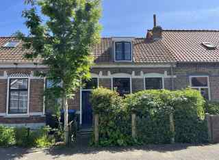 Characteristic 4-person fisherman's cottage in Colijnsplaat on the Oos...