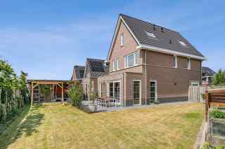 Luxury holiday home for 8 people in a quiet residential area in Middel...