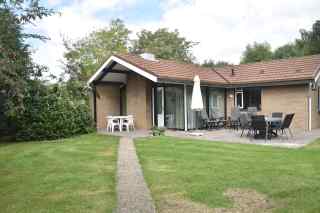 Detached 6 person bungalow within walking distance of the beach and ce...