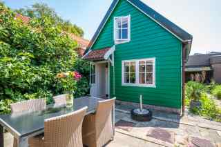 Cosy 5 person holiday home in centre of Oostkapelle close to the beach...