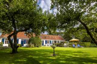 Attractive 8-person holiday farm near the sea and with spacious garden...