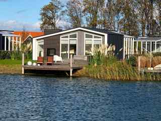 NEW: Lovely 4-person waterfront holiday home in Wemeldinge on the Oost...
