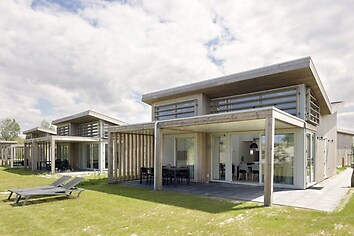 Luxury and sustainable 6-person holiday home in Zeeland.