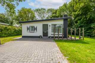 Cozy 4 -person bungalow in a wooded area in Oostkapelle