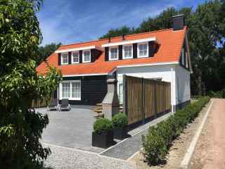 Beautifully situated 6 person holiday home in Oostkapelle.