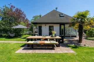Luxurious 6 person holiday home near Ouddorp and the beach.
