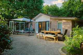 8 persoons bungalow met 2 badkamers vlakbij Ouddorp en het Noordzeestr...