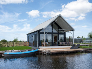 Semi-detached 6-person waterside holiday home in Roelofardensveen