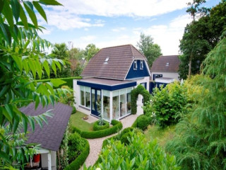 Luxurious 6 person holiday home in Ouddorp near the beach.