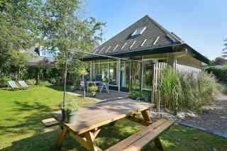 Nice 4-person holiday home with enclosed garden in Ouddorp
