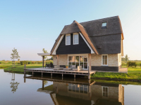 Luxury 12-person villa with sauna on Tjeukemeer in Friesland
