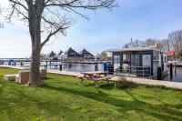 Beautifully located 4 person houseboat, with garden, on the Sneekermee...