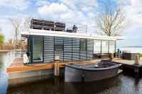 Beautifully located 4 person houseboat on the Sneekermeer in Friesland