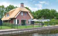 Child-friendly villa for 10 people on the water in Friesland