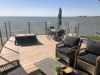 Luxury villa for 4 people on the Markermeer with panoramic views.