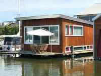 Luxurious 6 person houseboat on the Uitgeestermeer