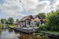 Unique 6-person holiday home located on the Kalenbergergracht in De We...
