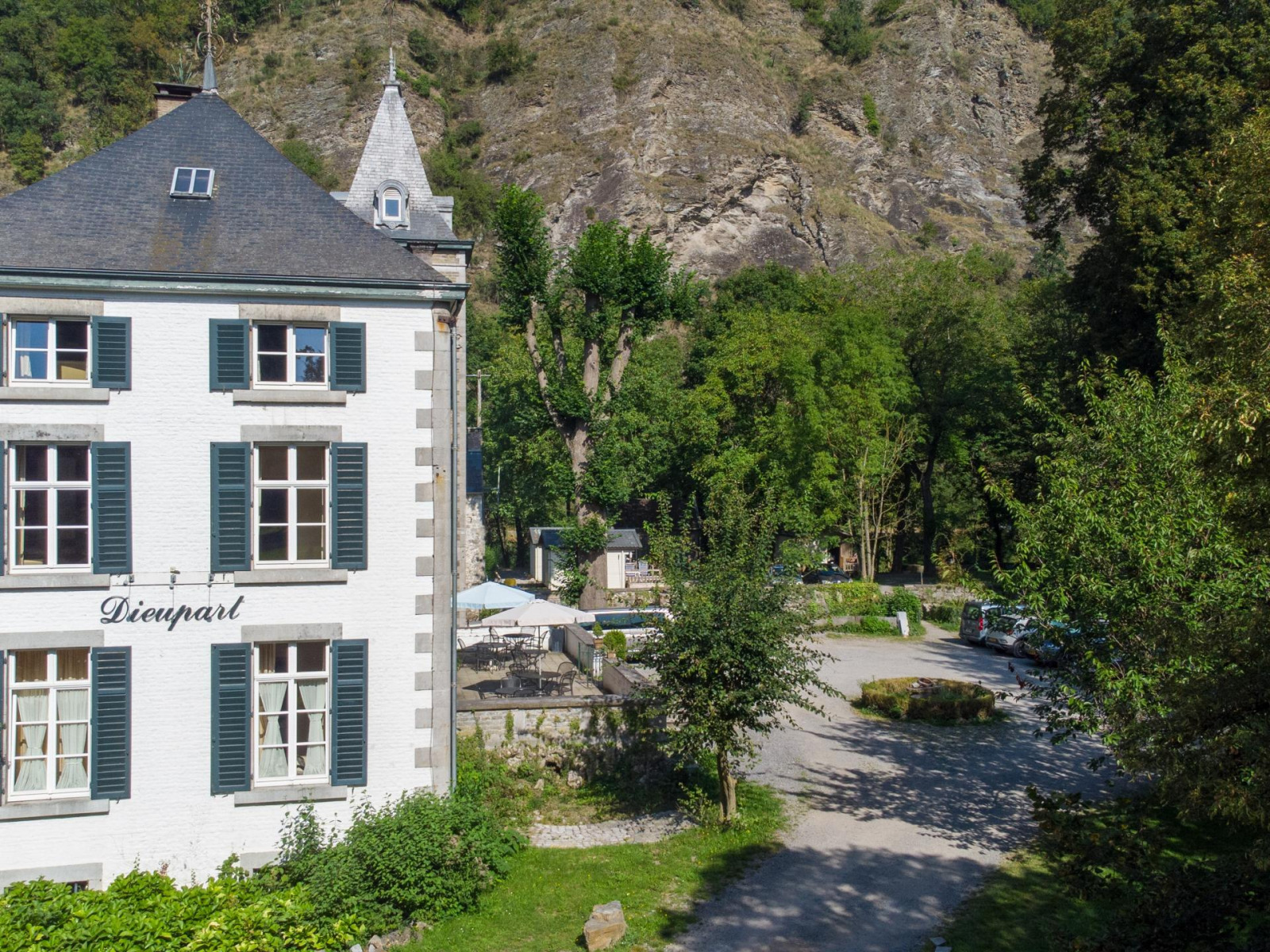 Authentiek 4 persoons kasteelappartement gelegen op een camping in de Ardennen