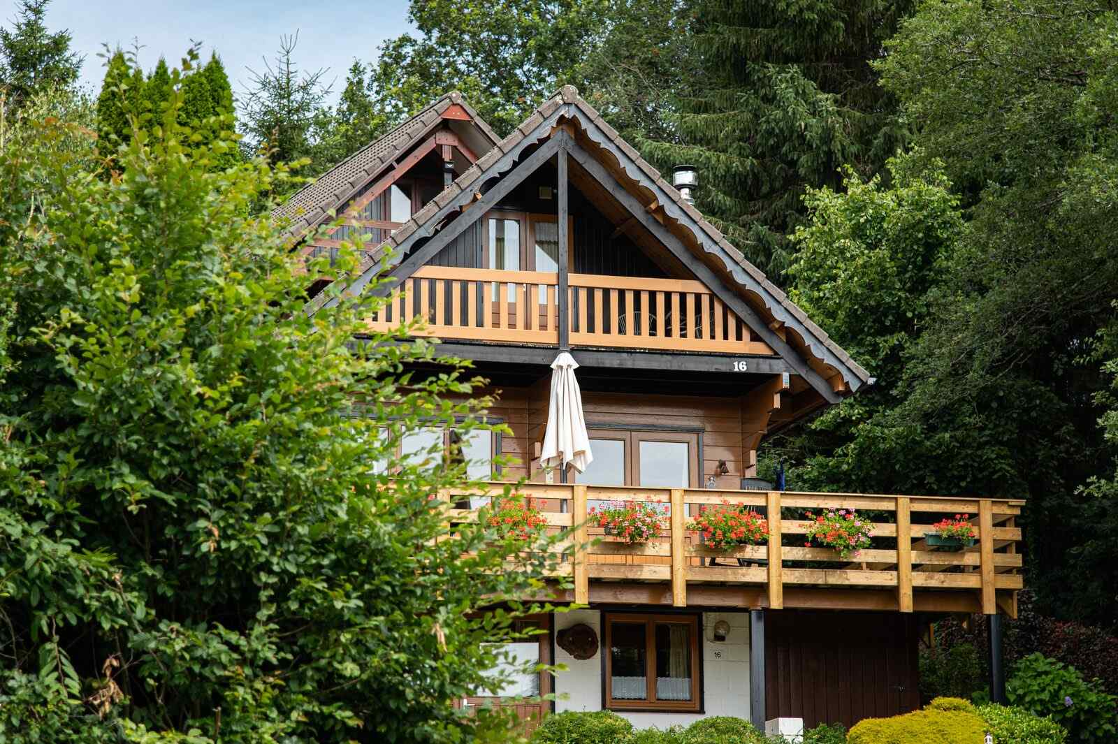 Mooi 6 persoons Fins chalet op panoramacamping in het hart van de Ardennen