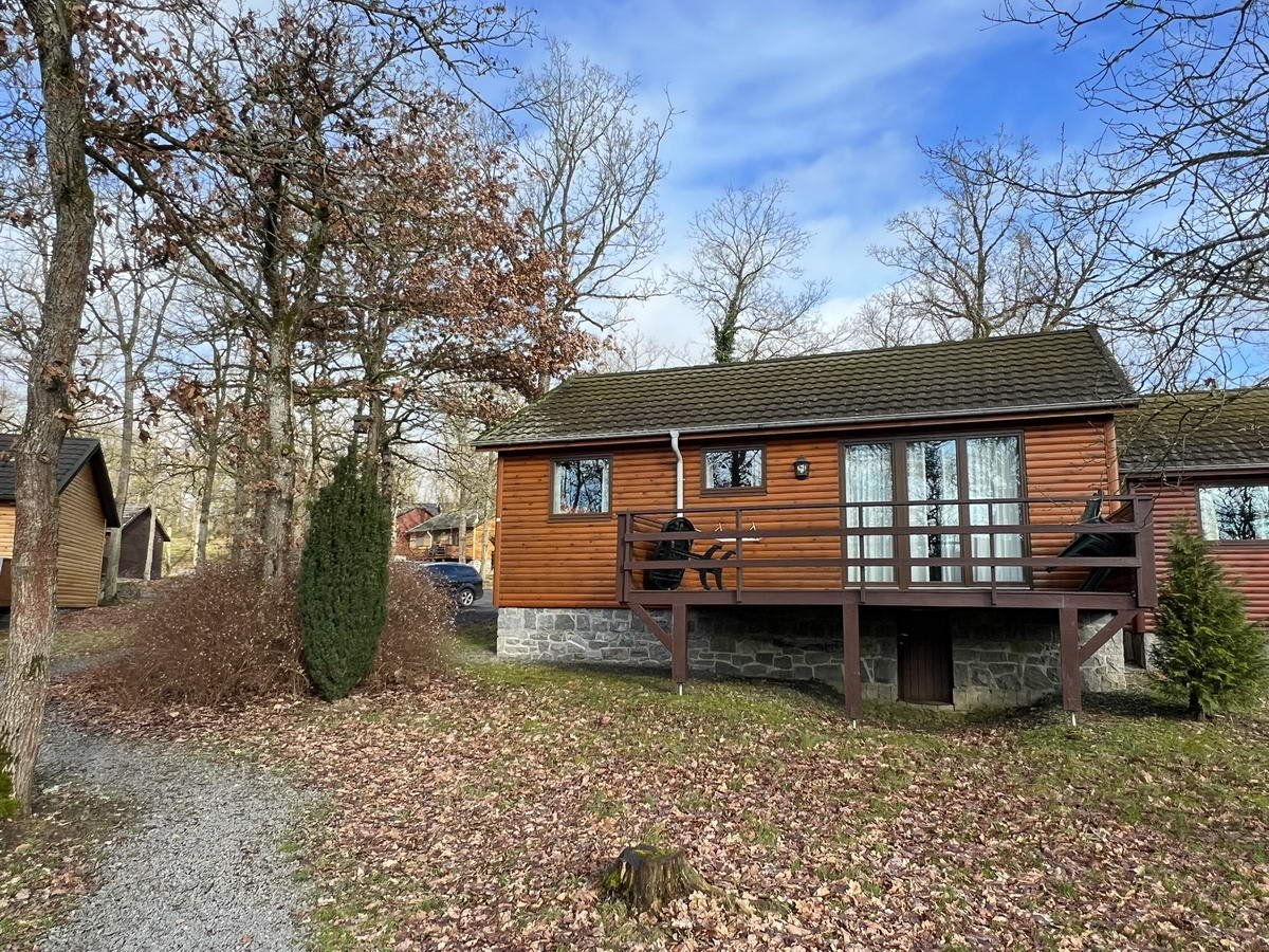 Sfeervolle houten bungalow voor 4 personen op vakantiepark.