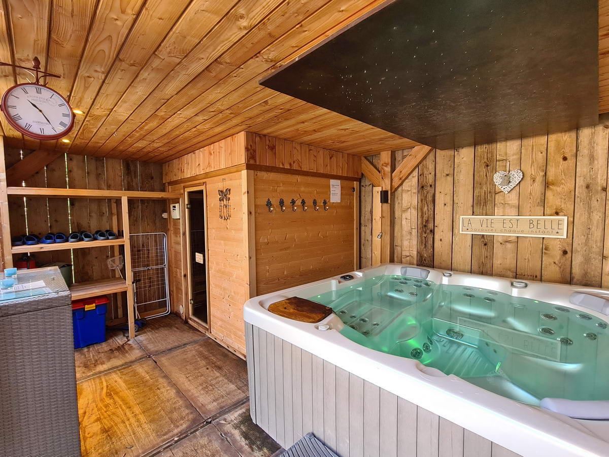 luxe-8-persoons-vakantiehuis-in-de-ardennen-met-bubbelbad-en-sauna