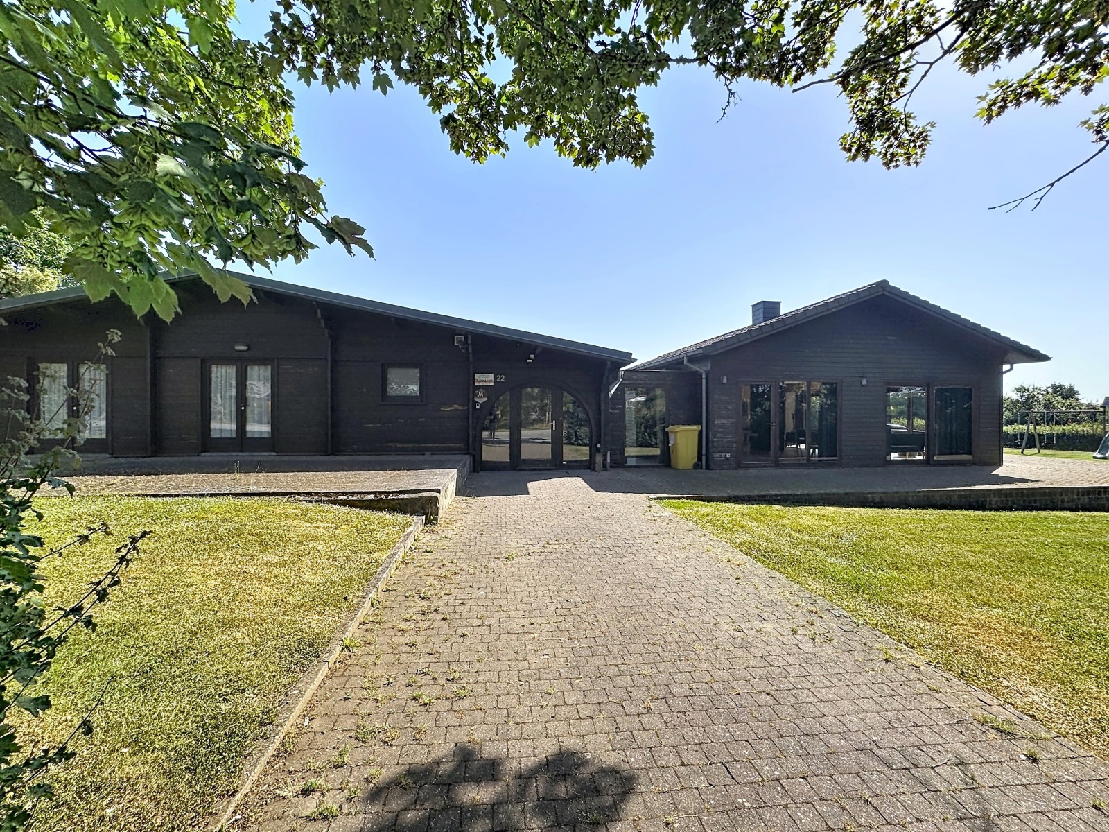Gezellige groepsaccommodatie voor 18 pers met zeer grote tuin, speeltoestellen en sauna.