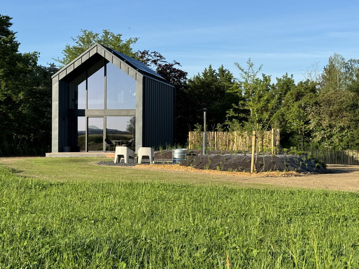 Tweepersoons lodge met panoramisch uitzicht en hottub in Durbuy