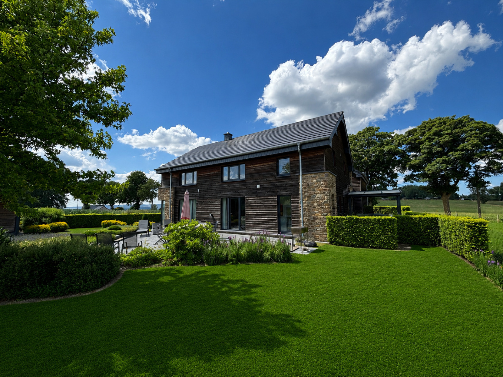 Luxe 14-persoons groepsaccommodatie met buitenspa en sauna in Saint-Jacques