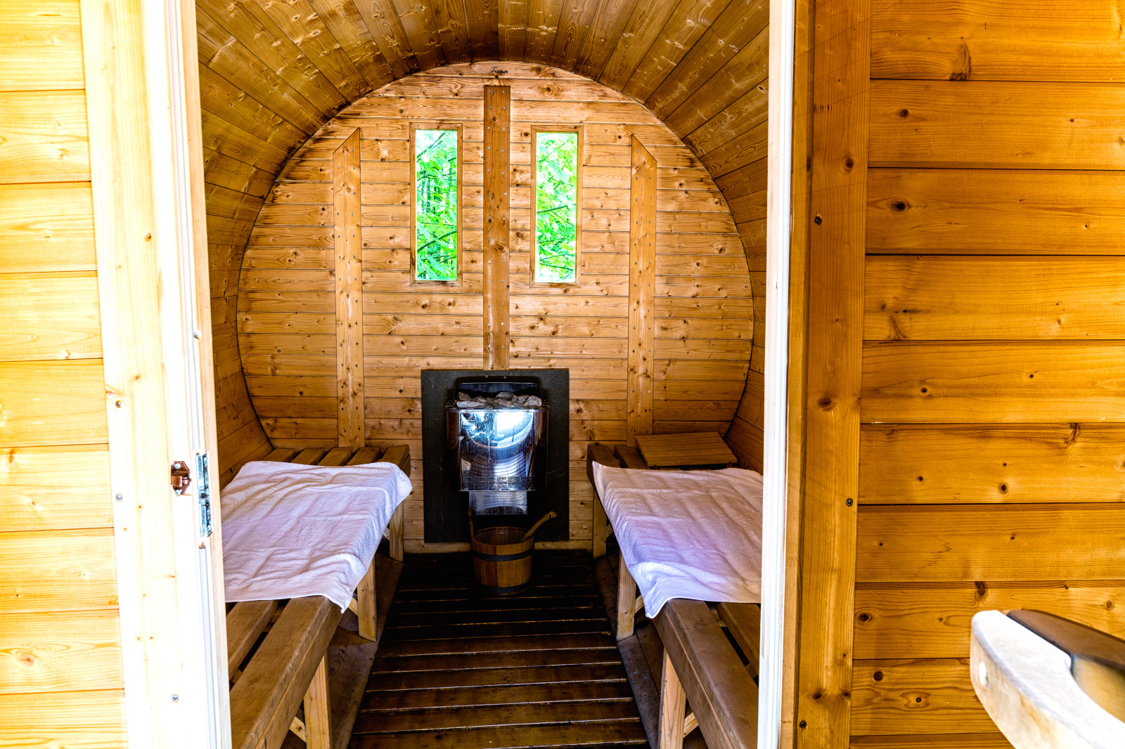 luxe-villa-voor-12-personen-met-een-sauna-en-bubbelbad-in-de-tuin-in-soy-hotton