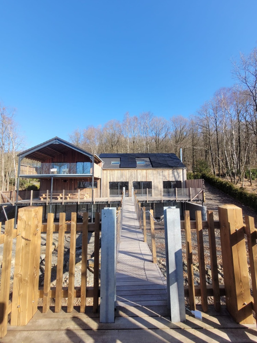 Luxe 24-persoons groepsaccommodatie met bioscoop, wellness en uitkijkpunt in de Ardennen