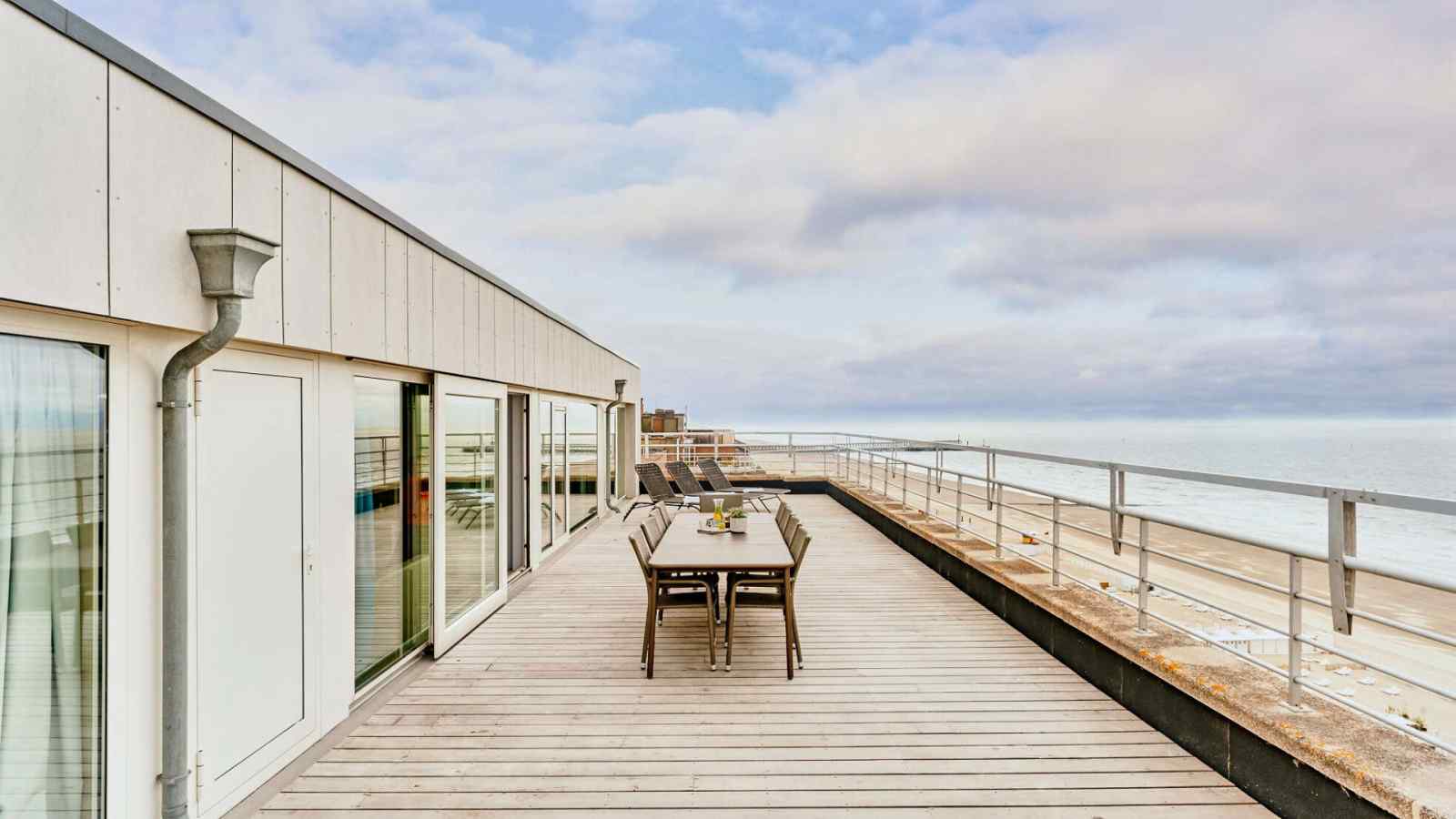 Prachtig 10 persoons Penthouse met rooftopterras en zee