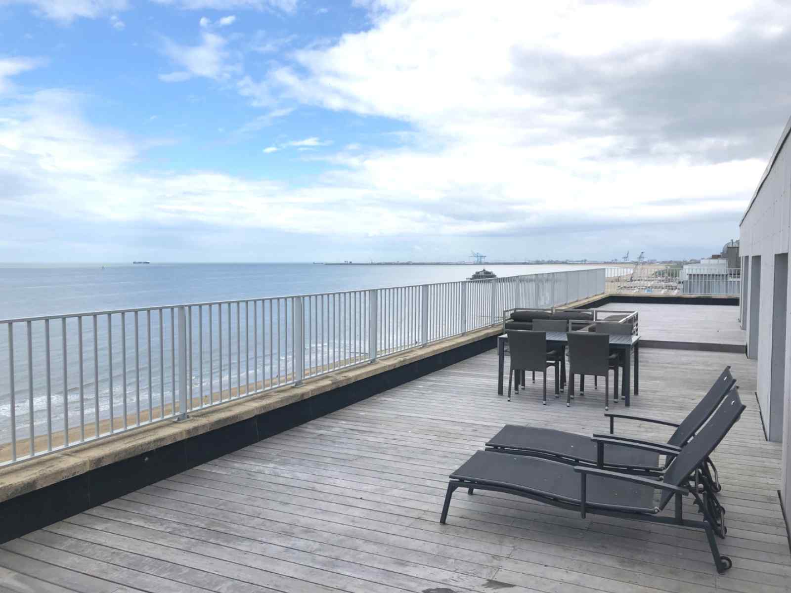 4-persoons-penthouse-met-rooftopterras-en-zeezicht-in-blankenberge